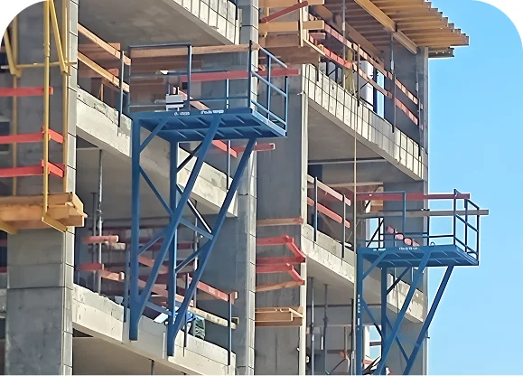 מרפסות פריקה כחולות ממתכת מותקנות על שלד בניין בגובה