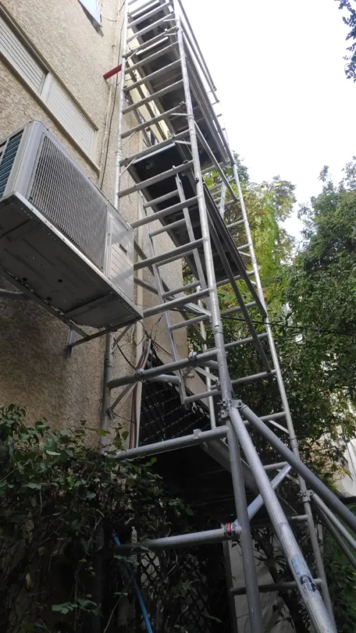 פיגומים ניידים מאלומיניום לעבודות בגובה ותחזוקת מבנים